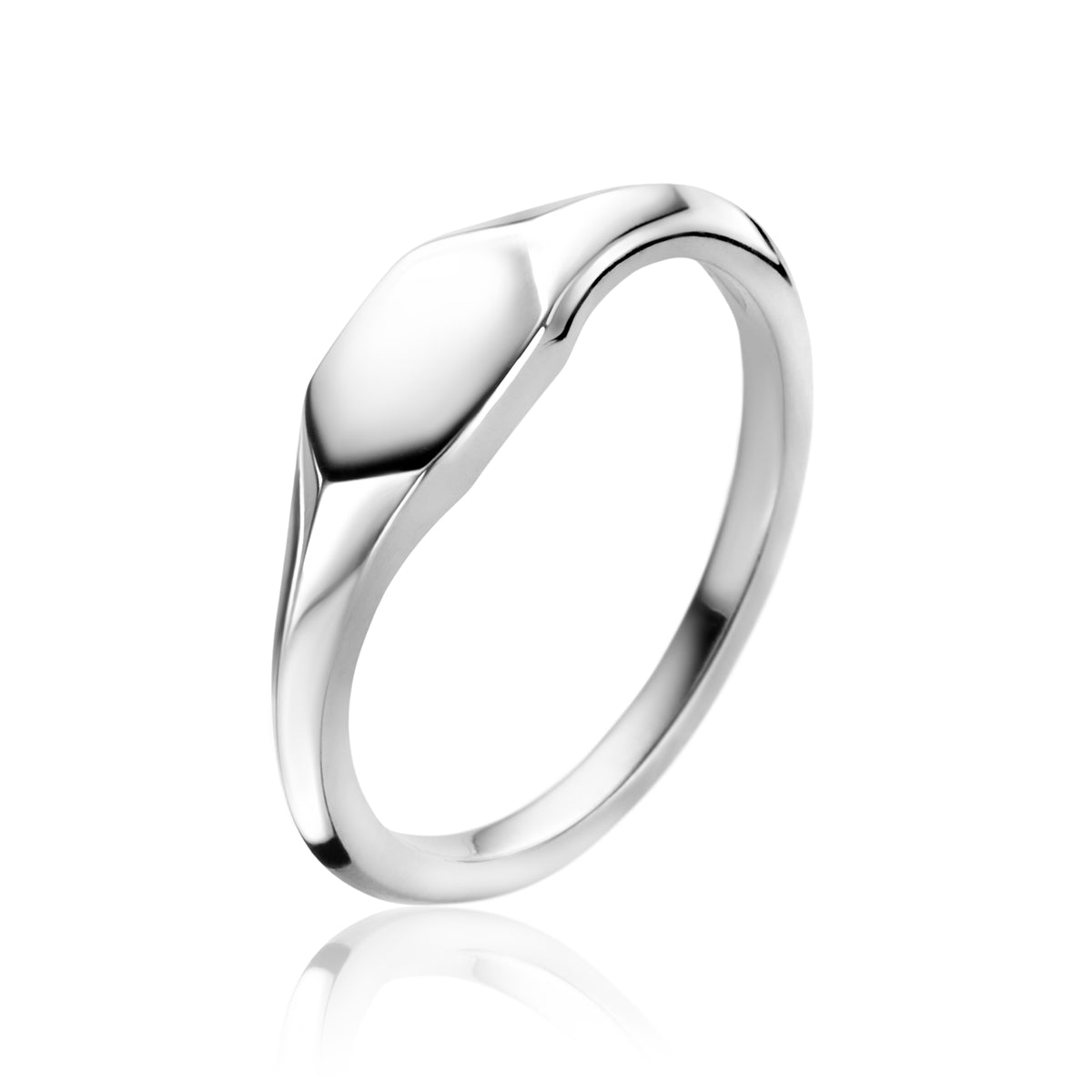 Zilveren ring met een gestroomlijnde, geometrische vorm en een glanzende afwerking.