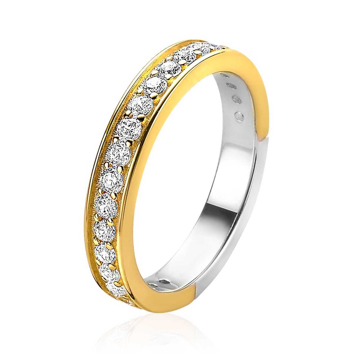 Gouden ring met zilveren binnenkant, versierd met een rij van heldere steentjes aan de bovenkant.
