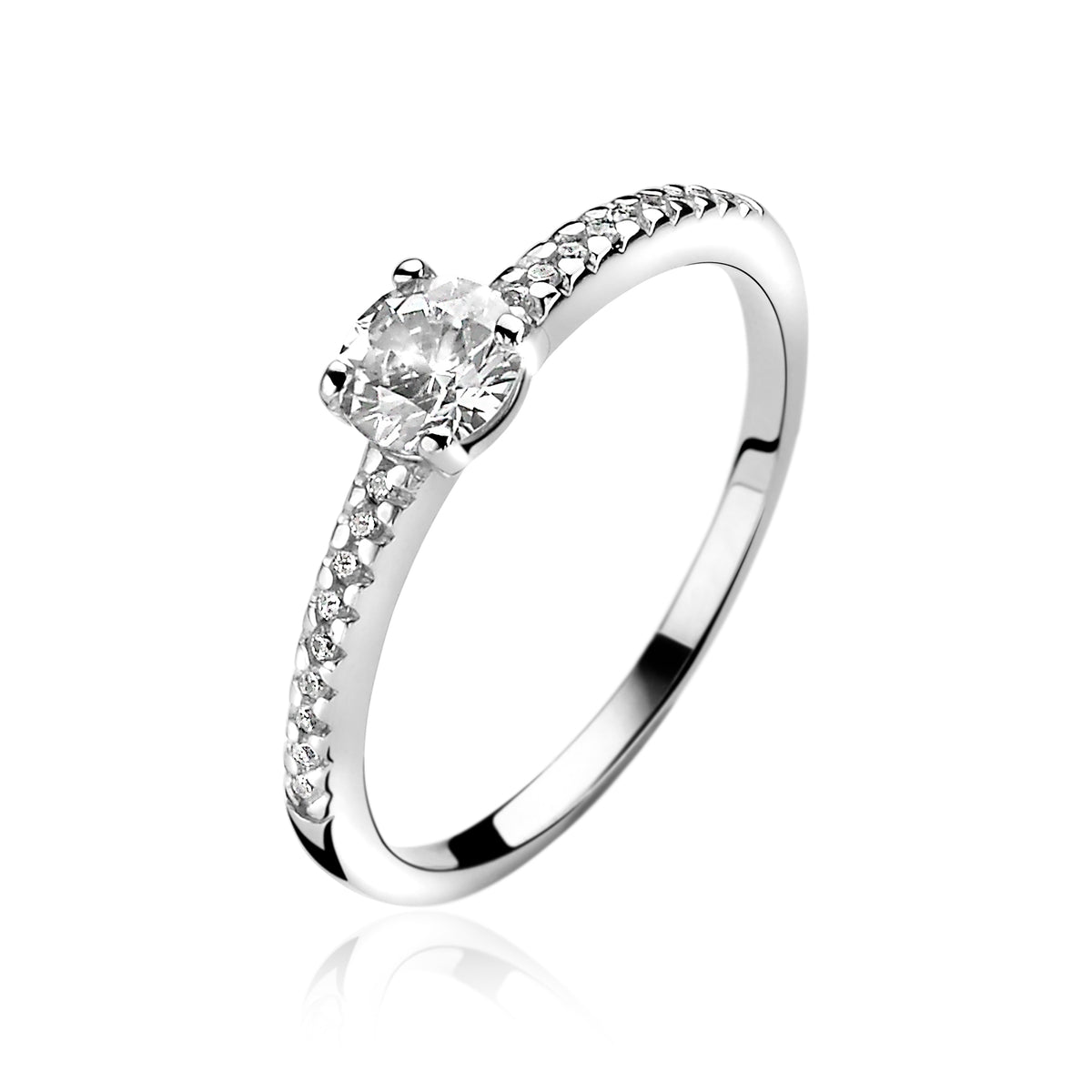 Zilveren ring met een ronde, heldere steen in het midden en kleine steentjes aan de zijkanten.