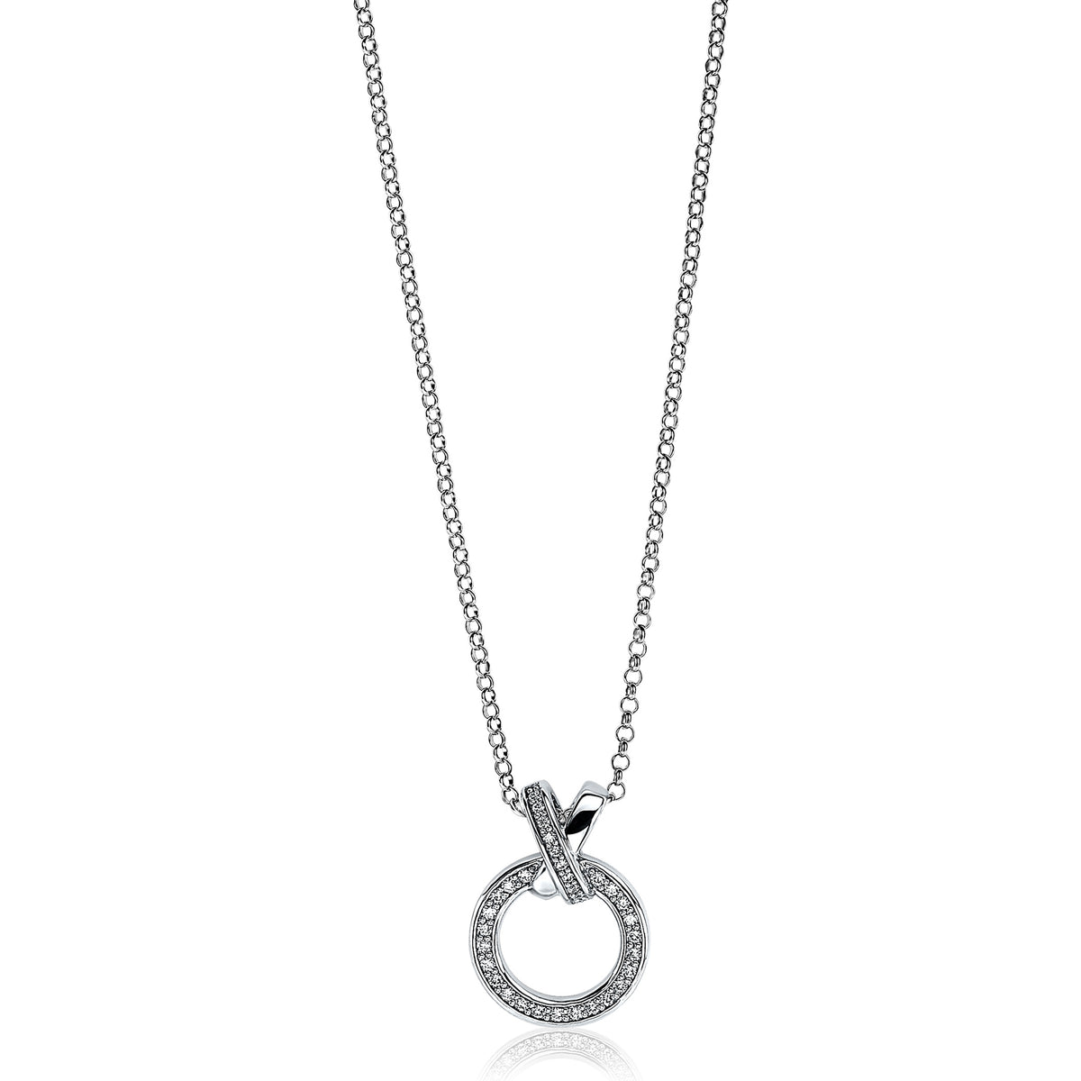 Zilveren ketting met een ronde hanger, versierd met kleine steentjes.