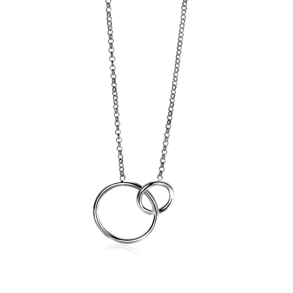 Zilveren ketting met twee overlappende ringen aan een fijne schakelketting.