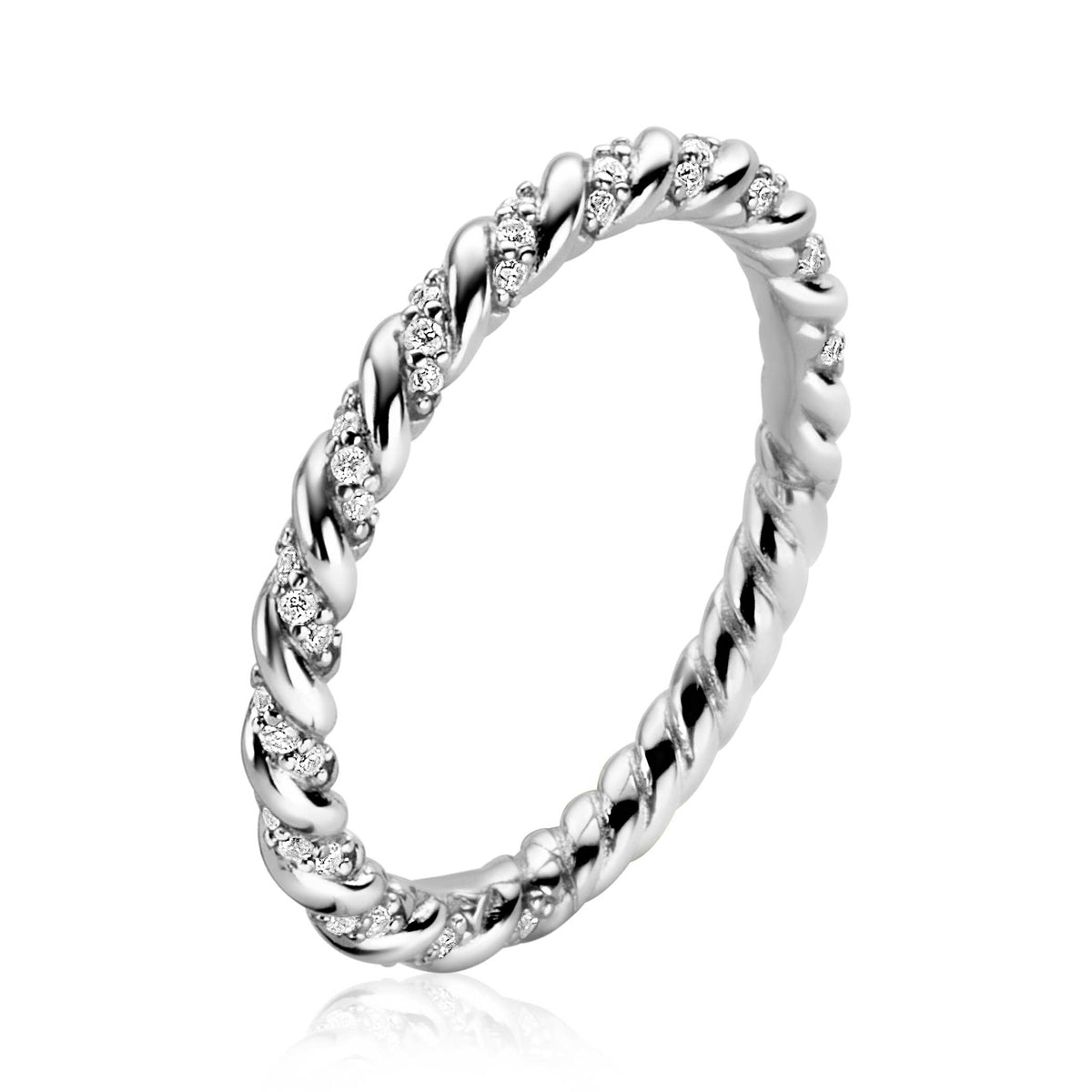 Zilveren ring met gedraaide band en kleine, sprankelende steentjes.