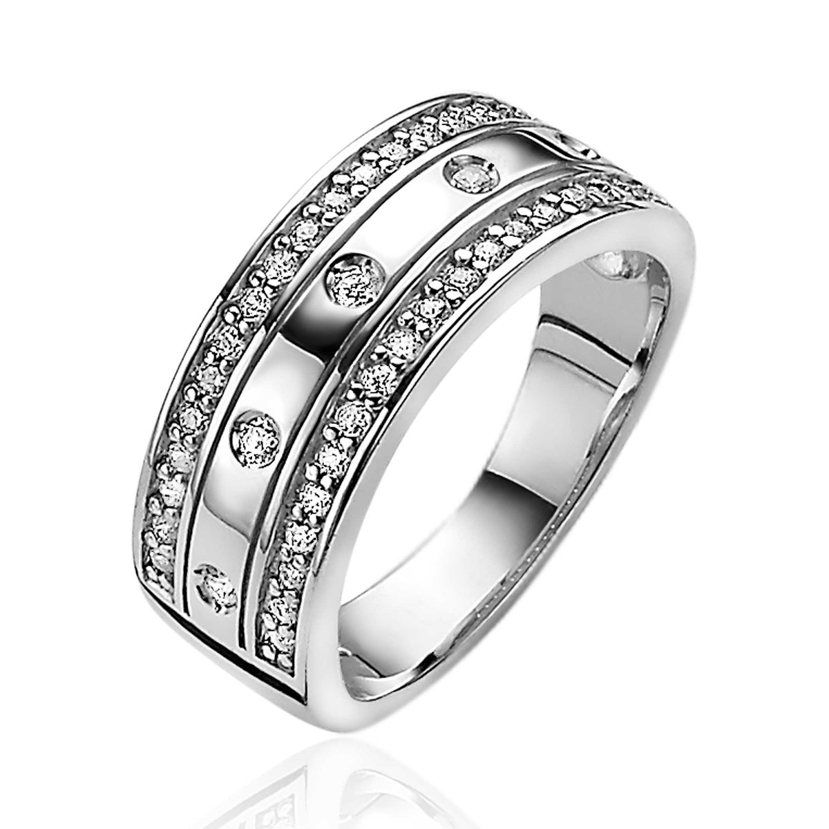 Zilveren ring met meerdere rijen heldere steentjes en een glanzende afwerking.