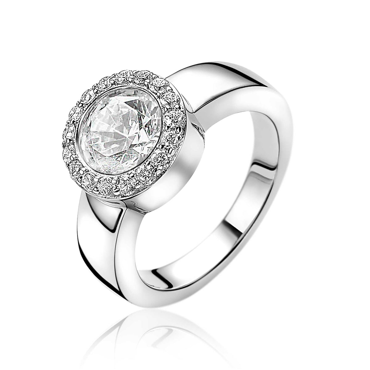 Zilveren ring met een ronde, fonkelende steen omringd door kleine steentjes.