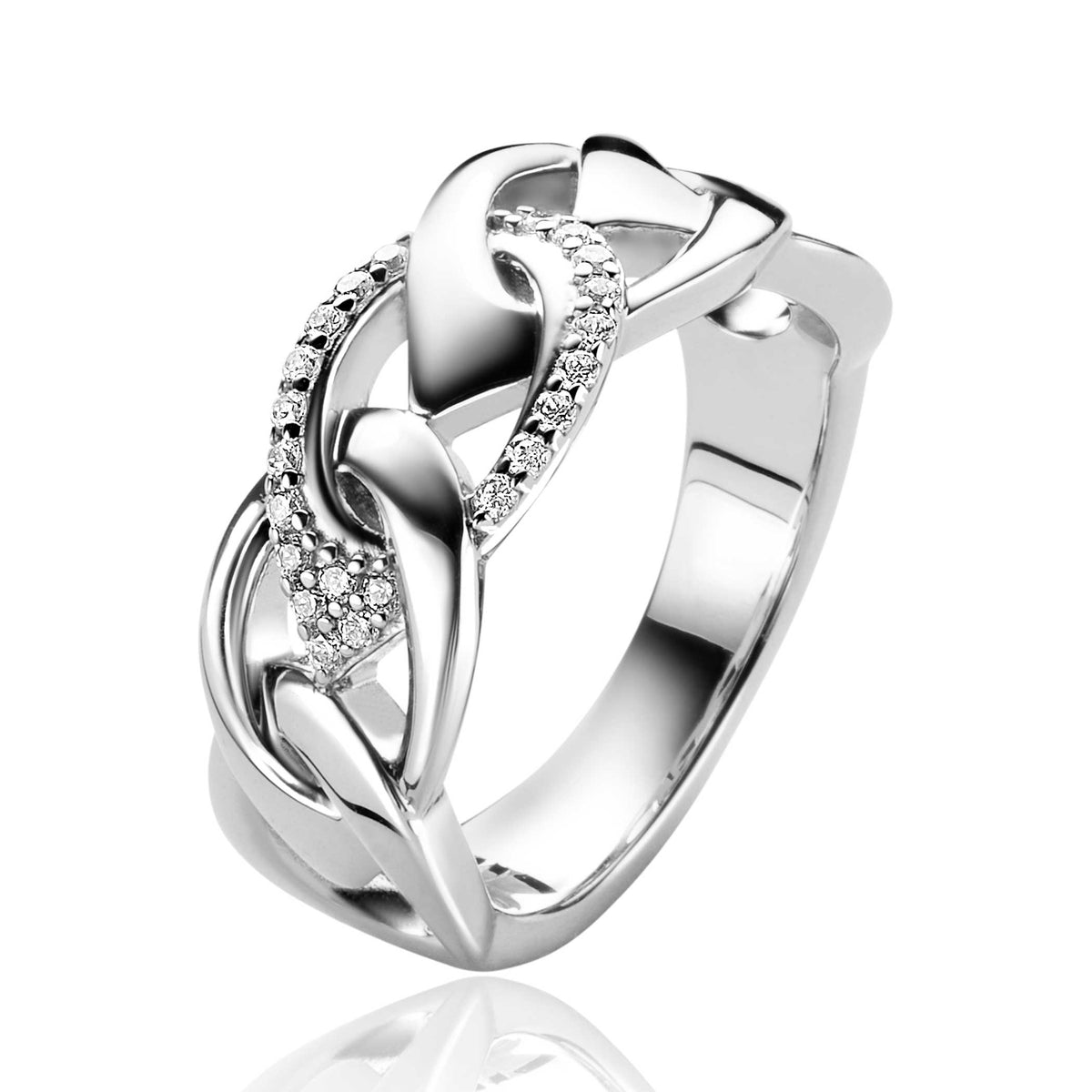 Zilveren ring met een gevlochten ontwerp en sprankelende steentjes aan de zijkanten.