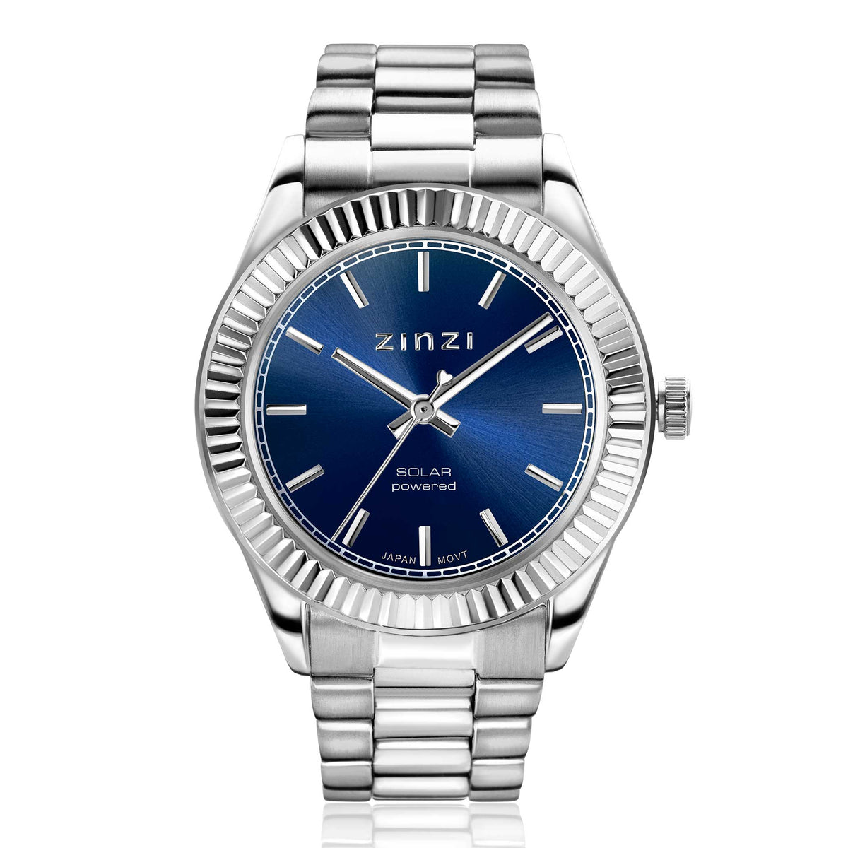 Zilverkleurig horloge van staal met een blauwe wijzerplaat en een geribbelde bezel.
