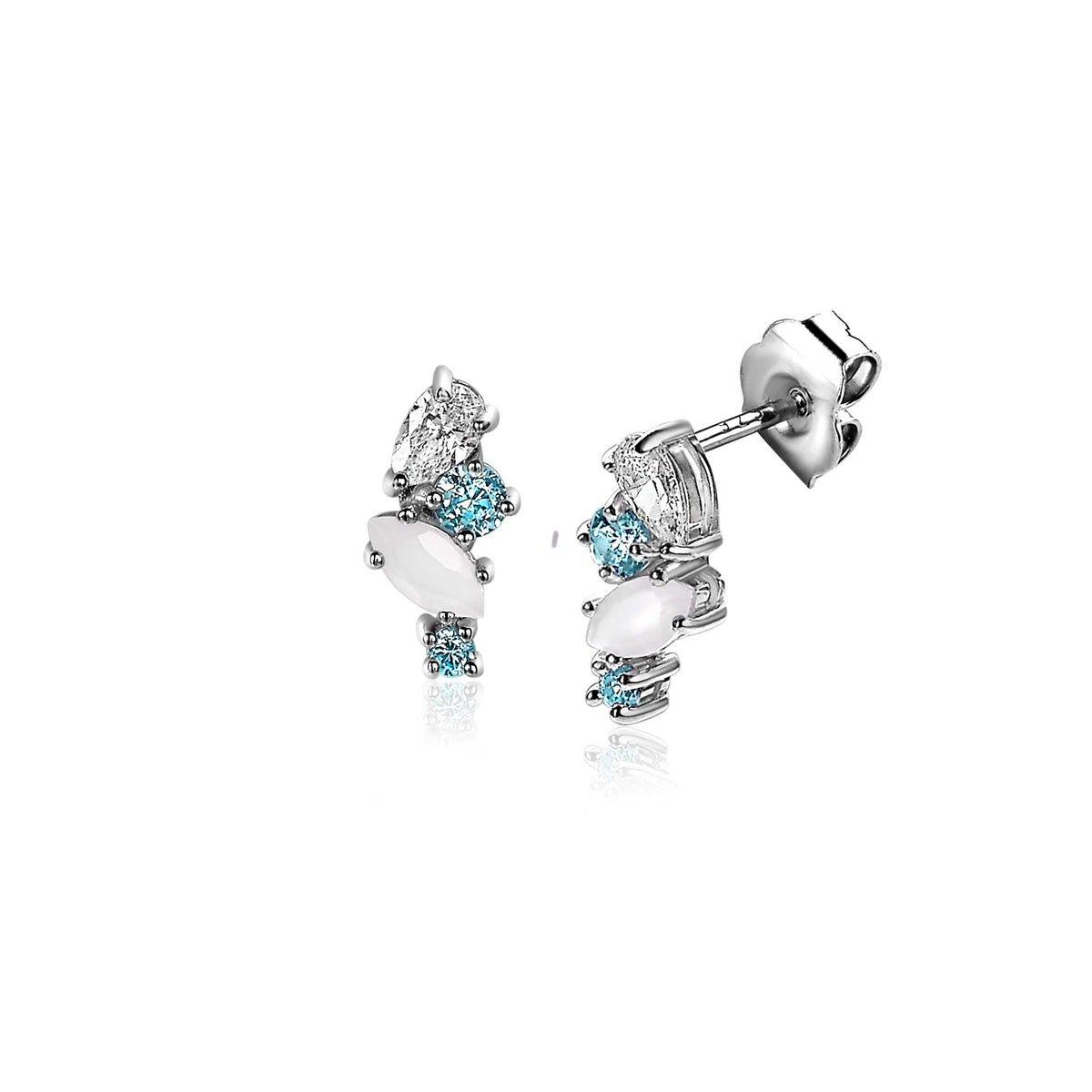 Zilveren oorbellen met witte en turquoise steentjes in een speelse, asymmetrische vorm.