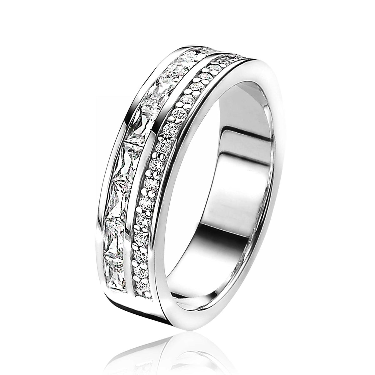 Zilveren ring met heldere steentjes en een gestileerd ontwerp aan de zijkanten.