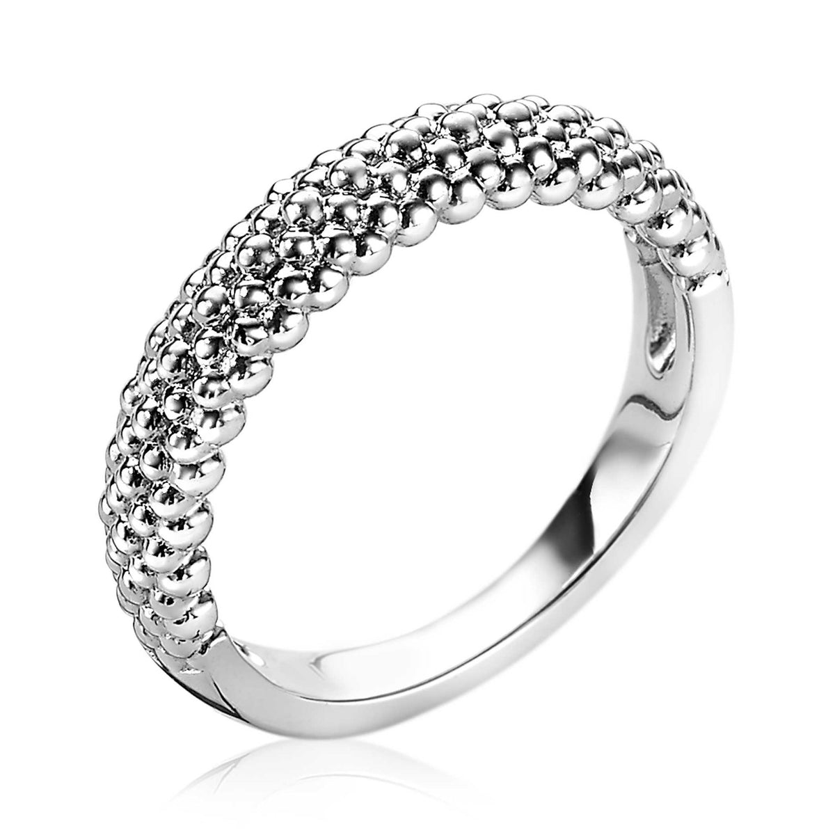 Zilveren ring met een structuur van kleine bolletjes en een glanzende afwerking.
