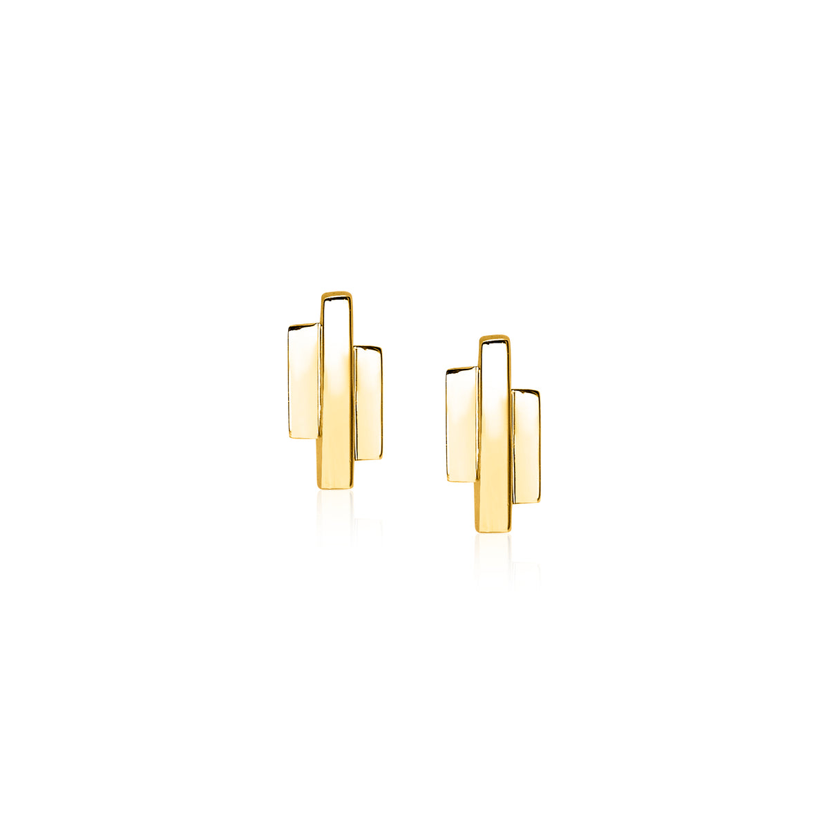 Gouden, geometrisch gevormde oorbellen met een glanzende afwerking.