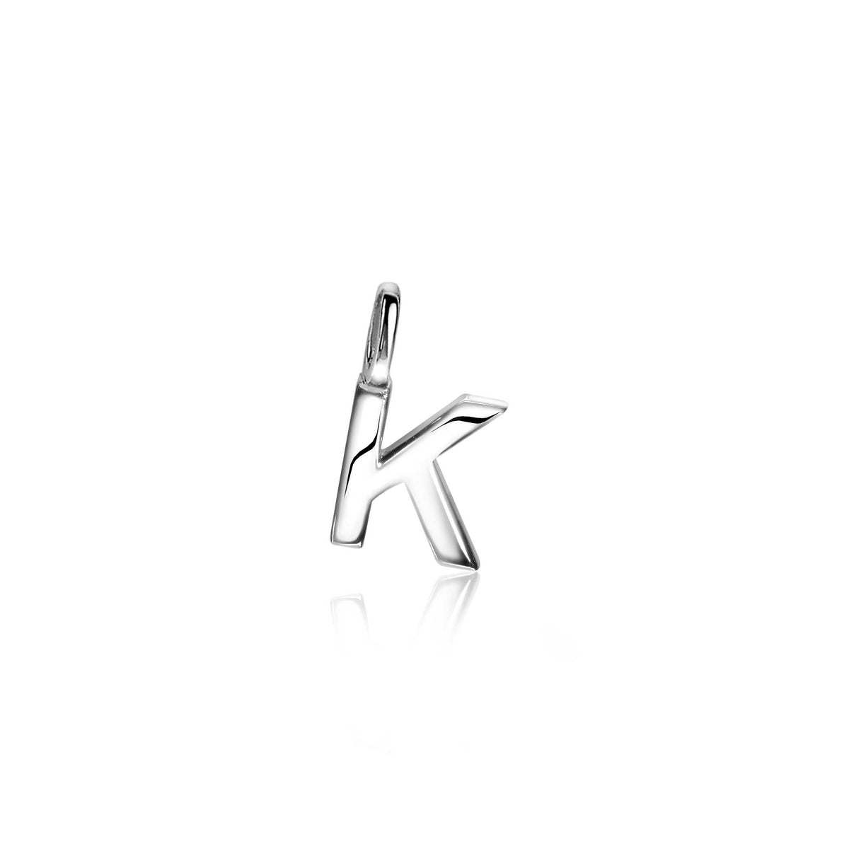 Zilveren hanger in de vorm van de letter K met een glanzende afwerking.