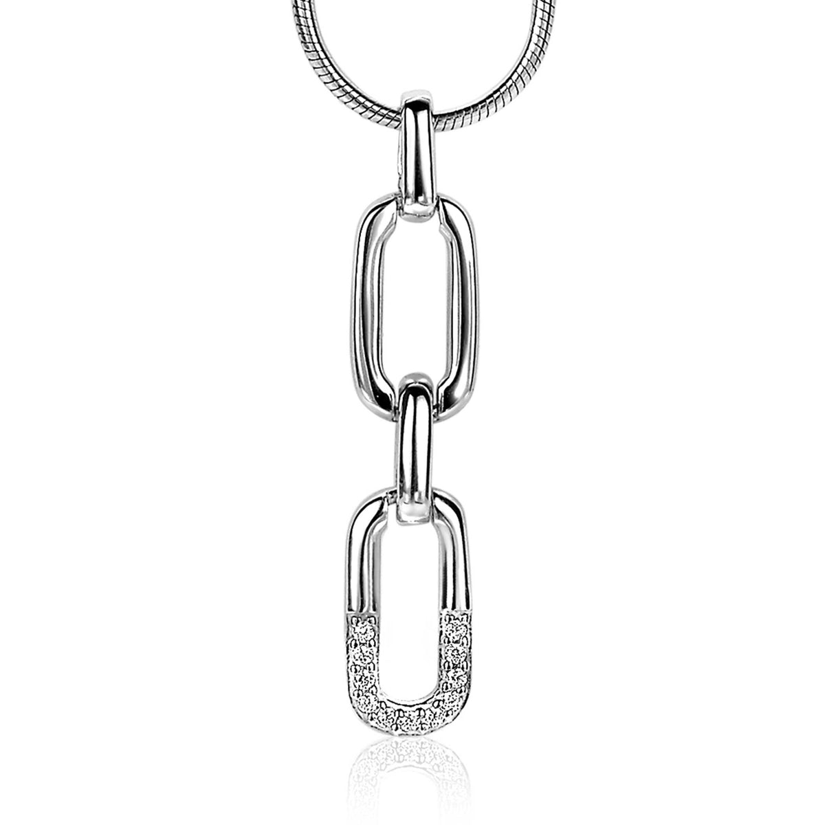 Zilveren hanger met twee schakels, waarvan één bezet met sprankelende steentjes.