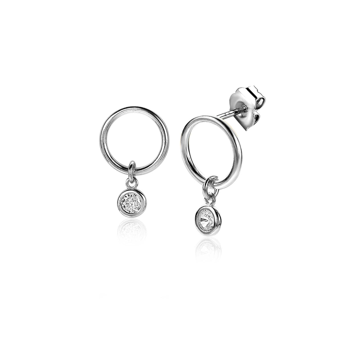 Zilveren oorbellen met een ronde ring en een hangend, glinsterend steentje.
