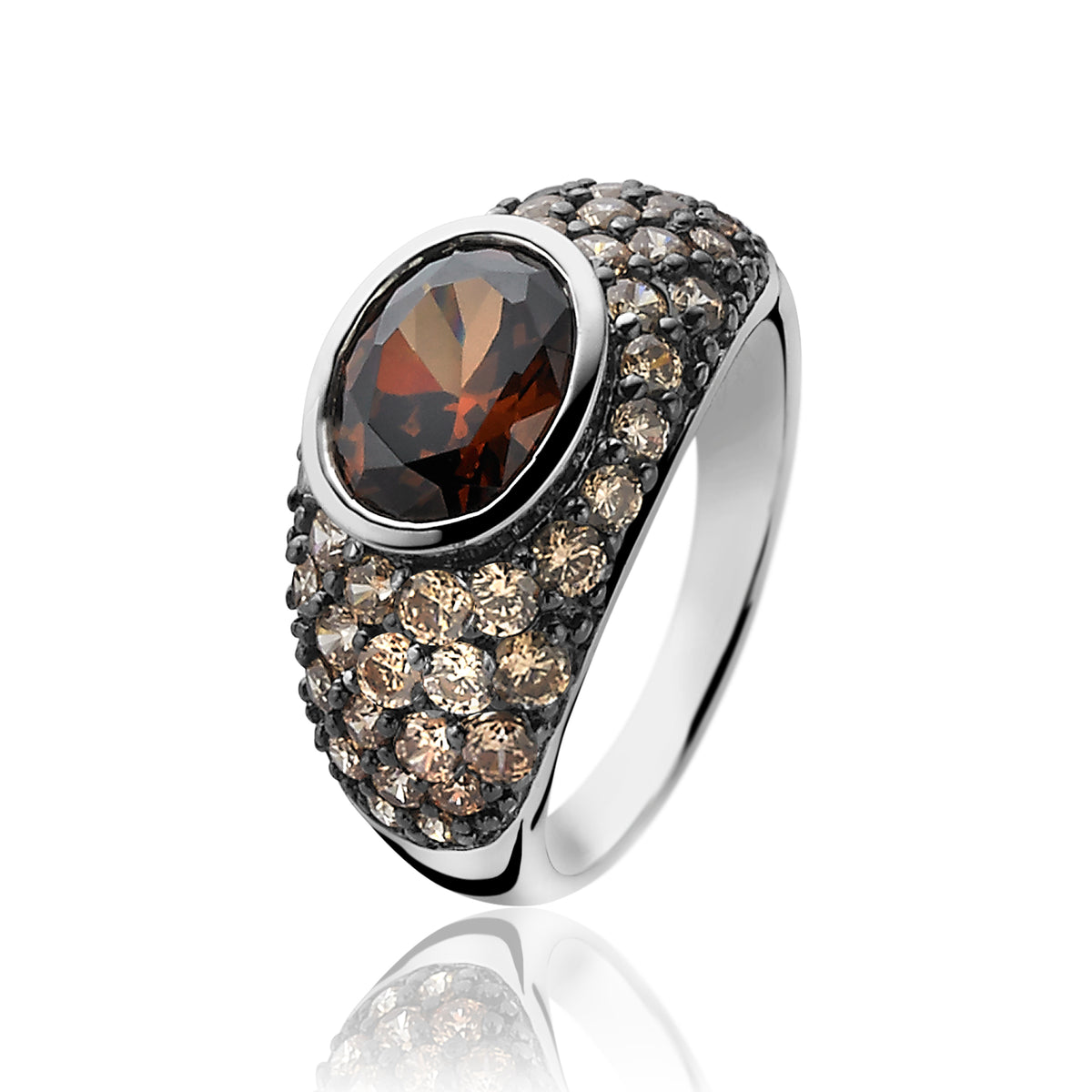 Zilveren ring met een grote bruine steen en omringd door kleine, glinsterende steentjes.