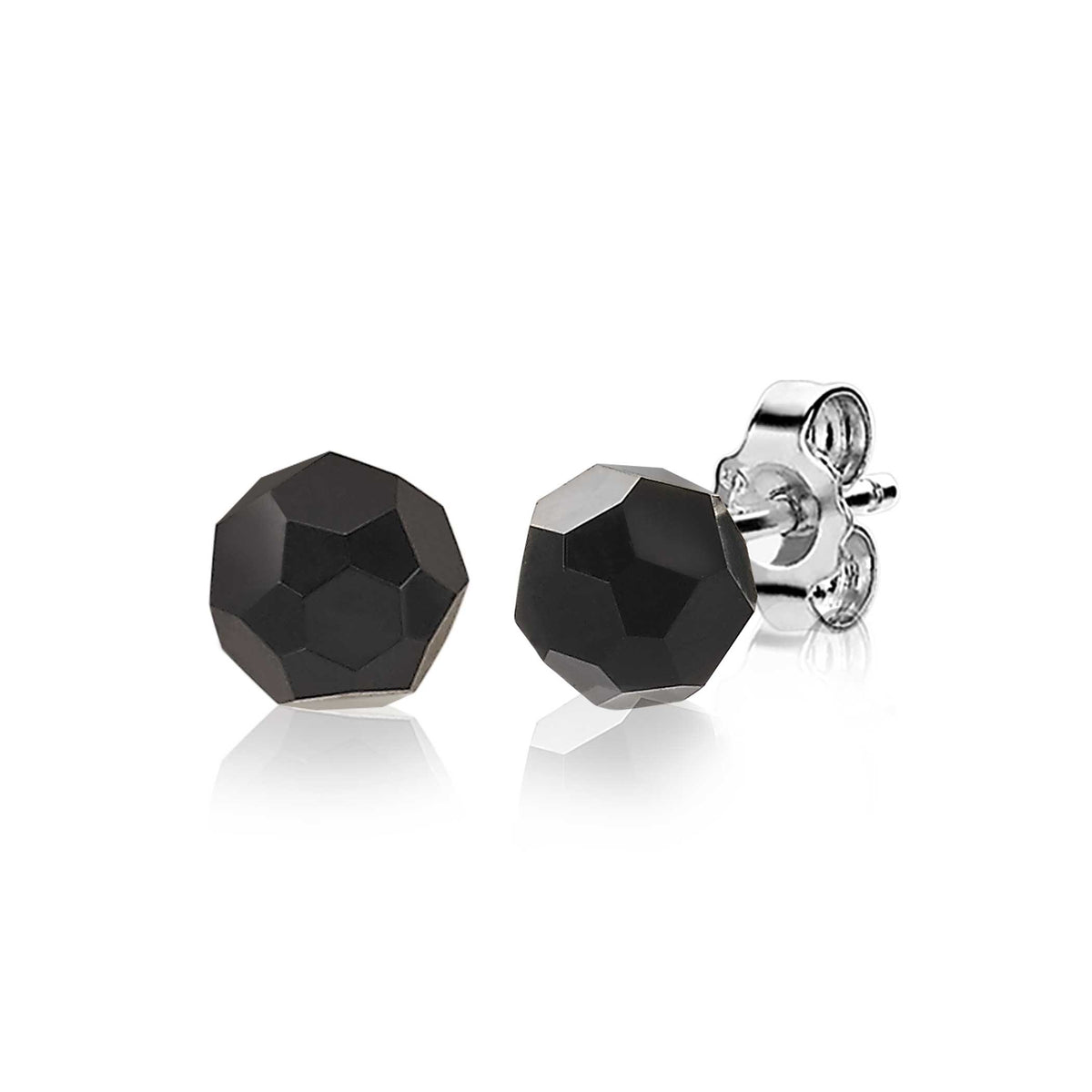 Zilveren oorbellen met een facette zwart steentje in een octagonale vorm.