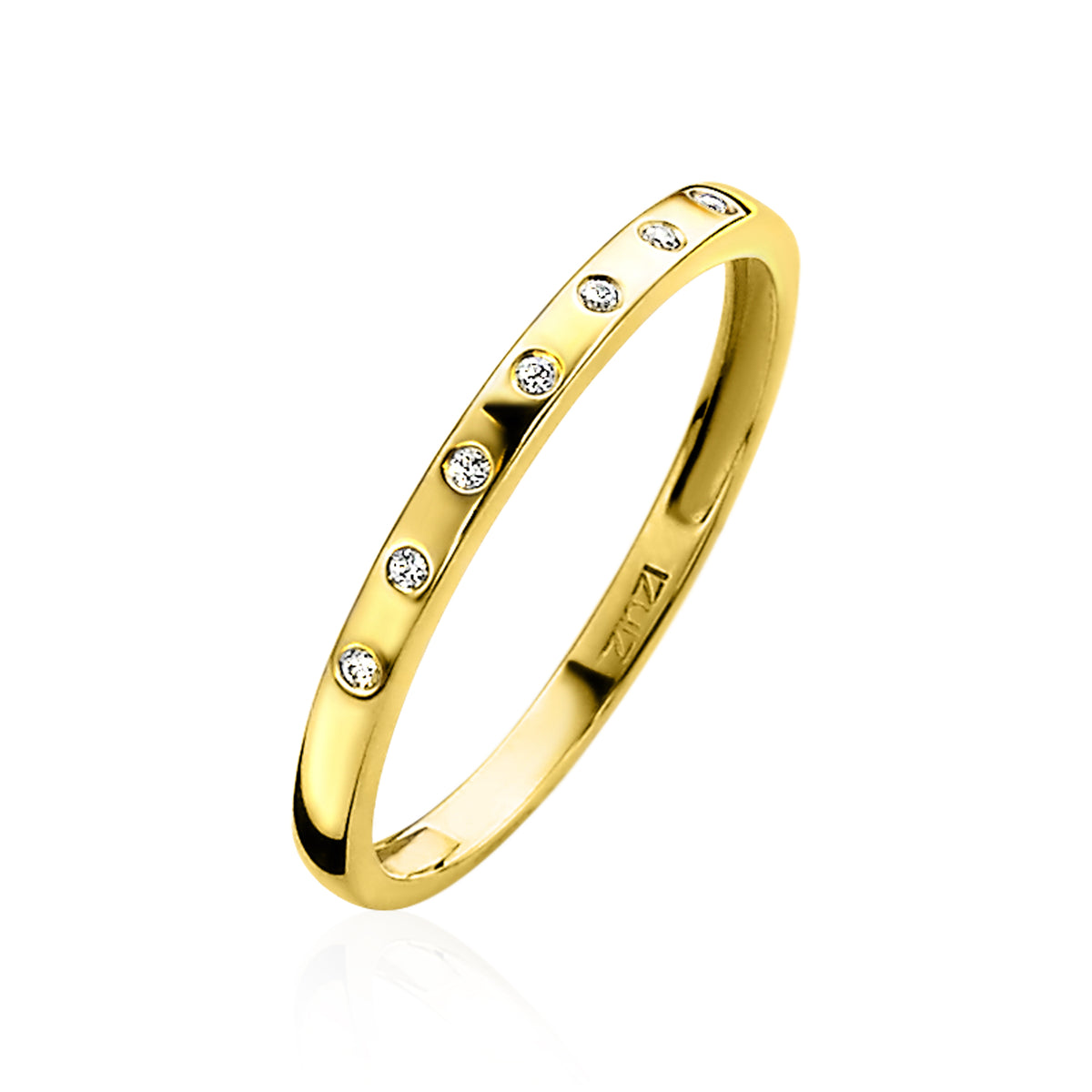 Gouden ring met zes kleine, heldere steentjes in een strakke, minimalistische setting.