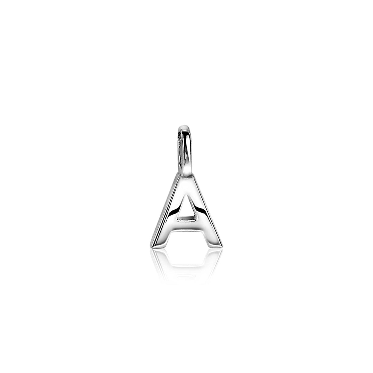 Zilveren hanger in de vorm van de letter A met een glanzende afwerking.