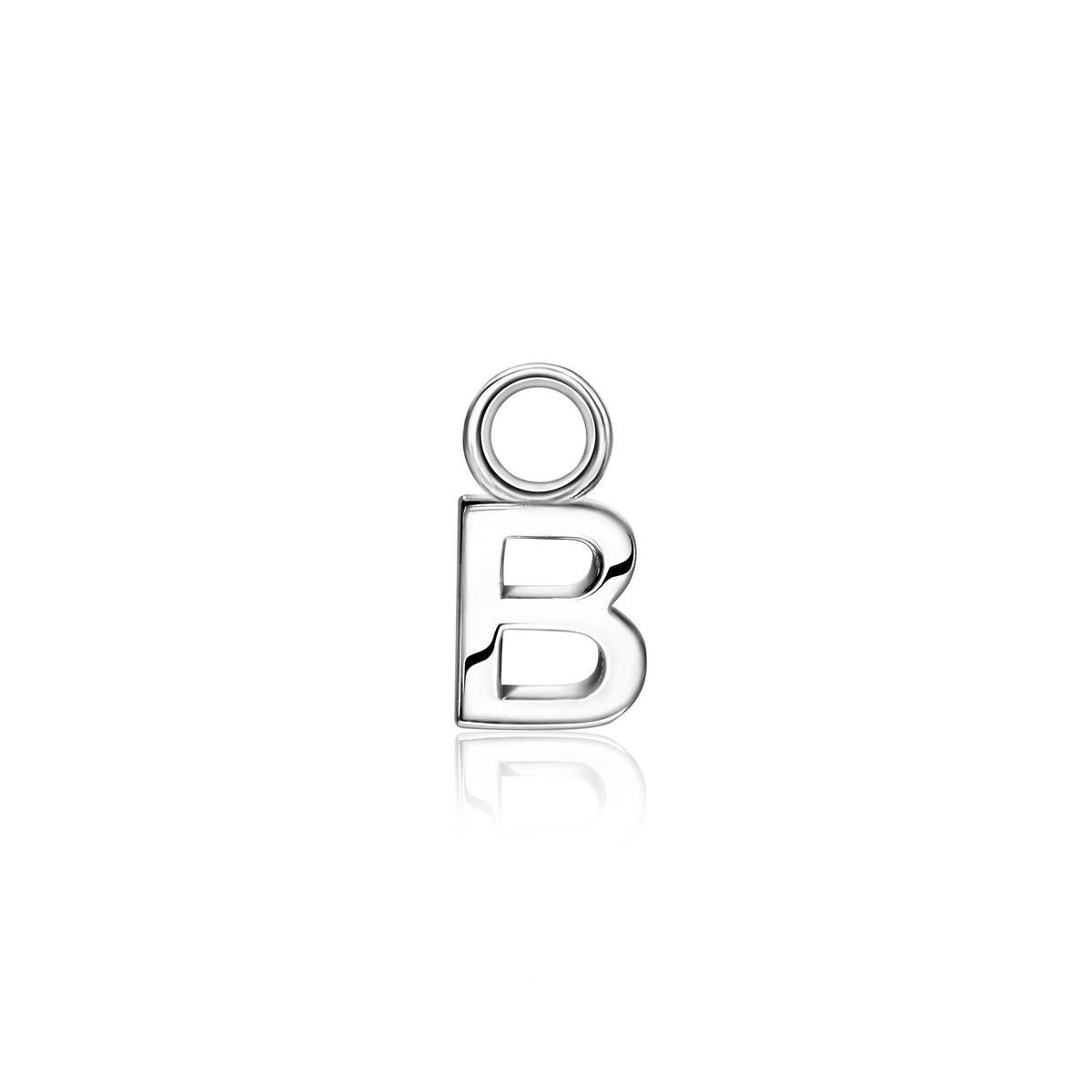 Zilveren oorbel met een hangend letter B ontwerp en een glanzende afwerking.