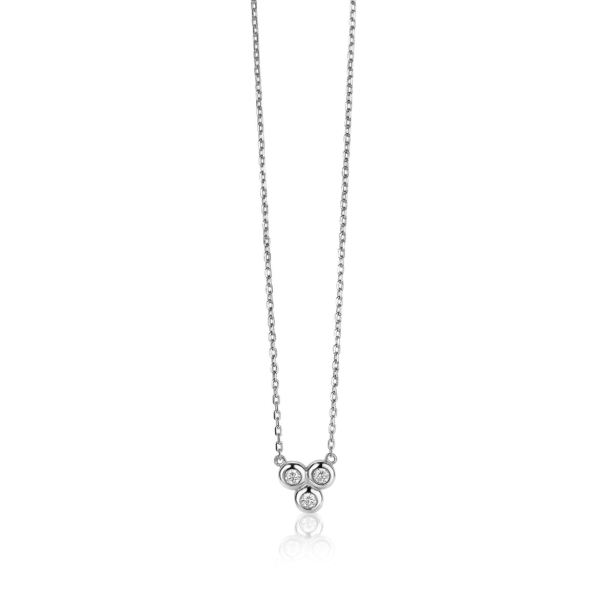 Zilveren ketting met een ronde hanger en subtiele golvende details.