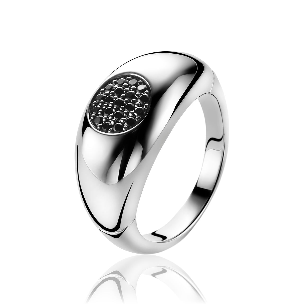 Zilveren ring met een gladde afwerking en een ronde zwarte steentjes inzet.