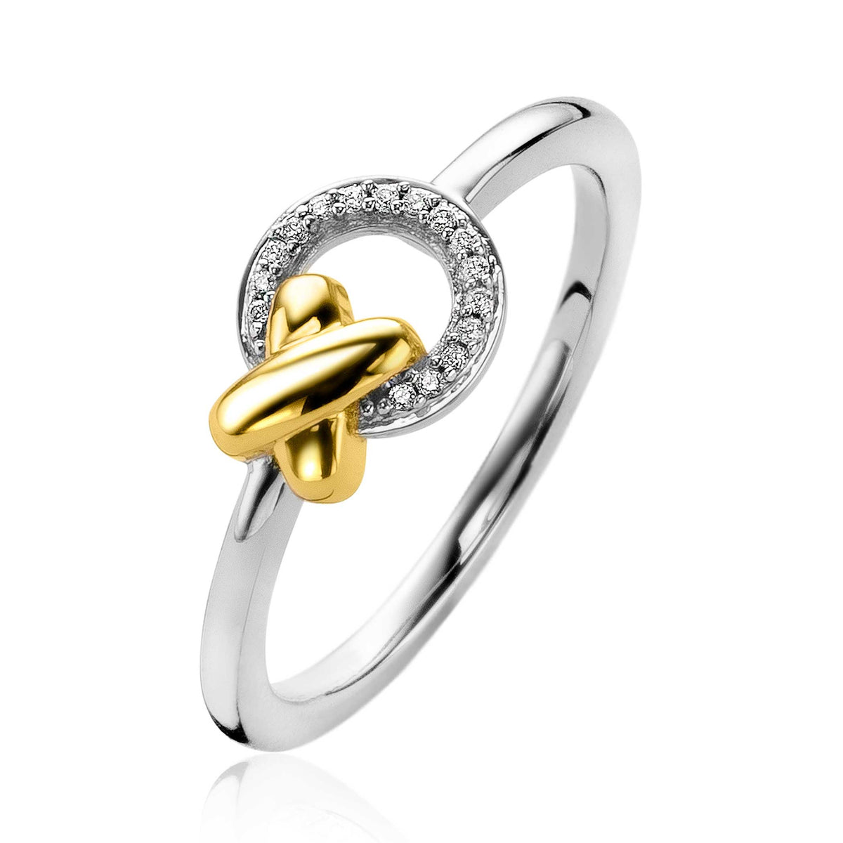 Zilveren ring met goudkleurige knoop en een cirkel van heldere steentjes.