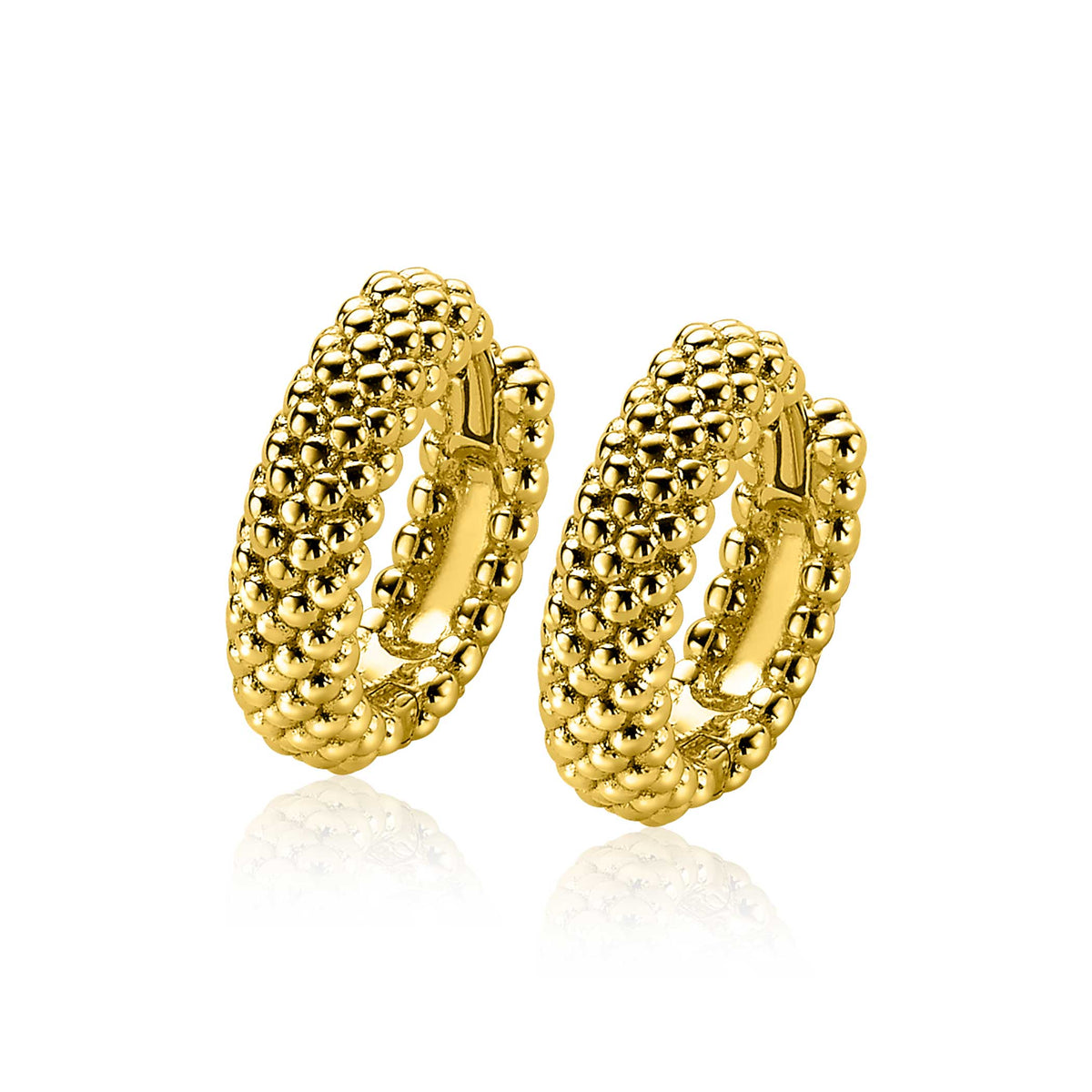 Gouden, geplateerde oorbellen met een structuur van bolletjes en een gesloten ontwerp.