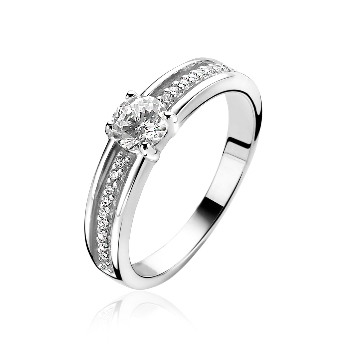Zilveren ring met een ronde steen in het midden en sprankelende zirkonia aan de zijkanten.