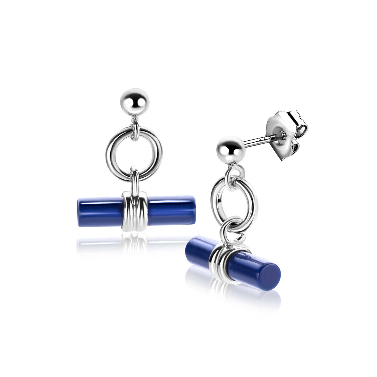 Zilveren oorbellen met een blauwe cilindervormige hanger en een ronde stud.