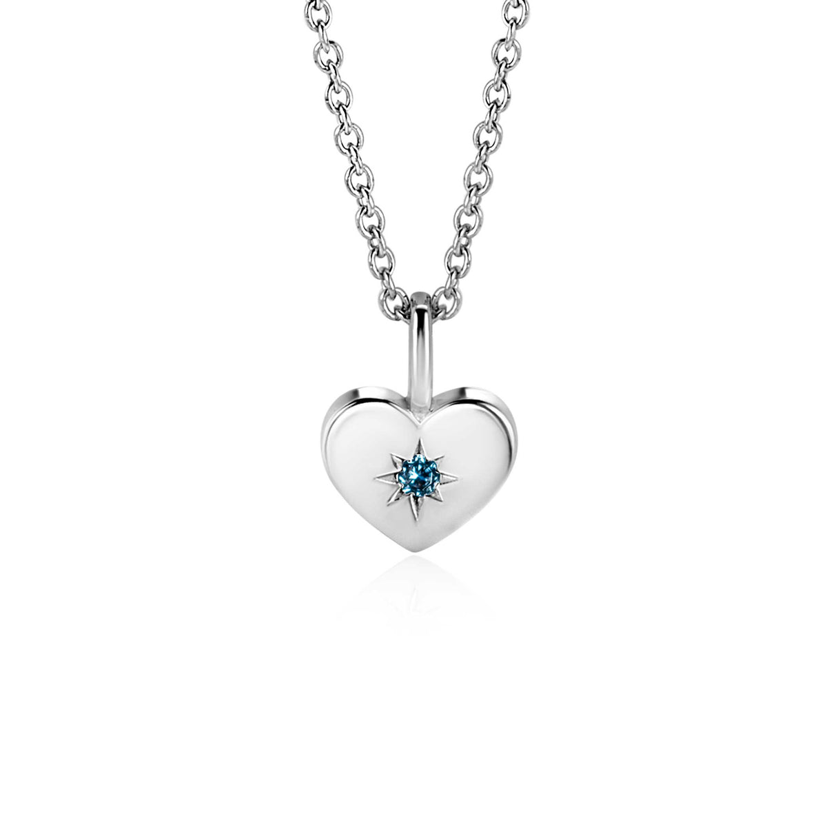 Zilveren hanger in hartvorm met een blauwe steen in het midden, aan een zilveren ketting.