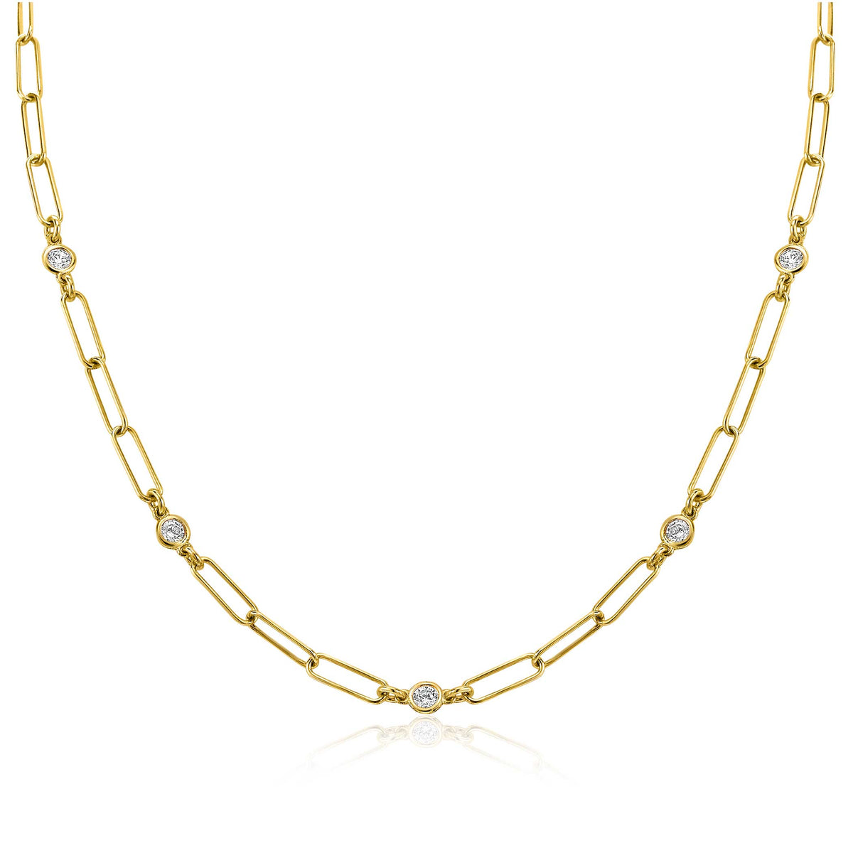 Gouden ketting met schakelontwerp en heldere steentjes tussen de schakels.