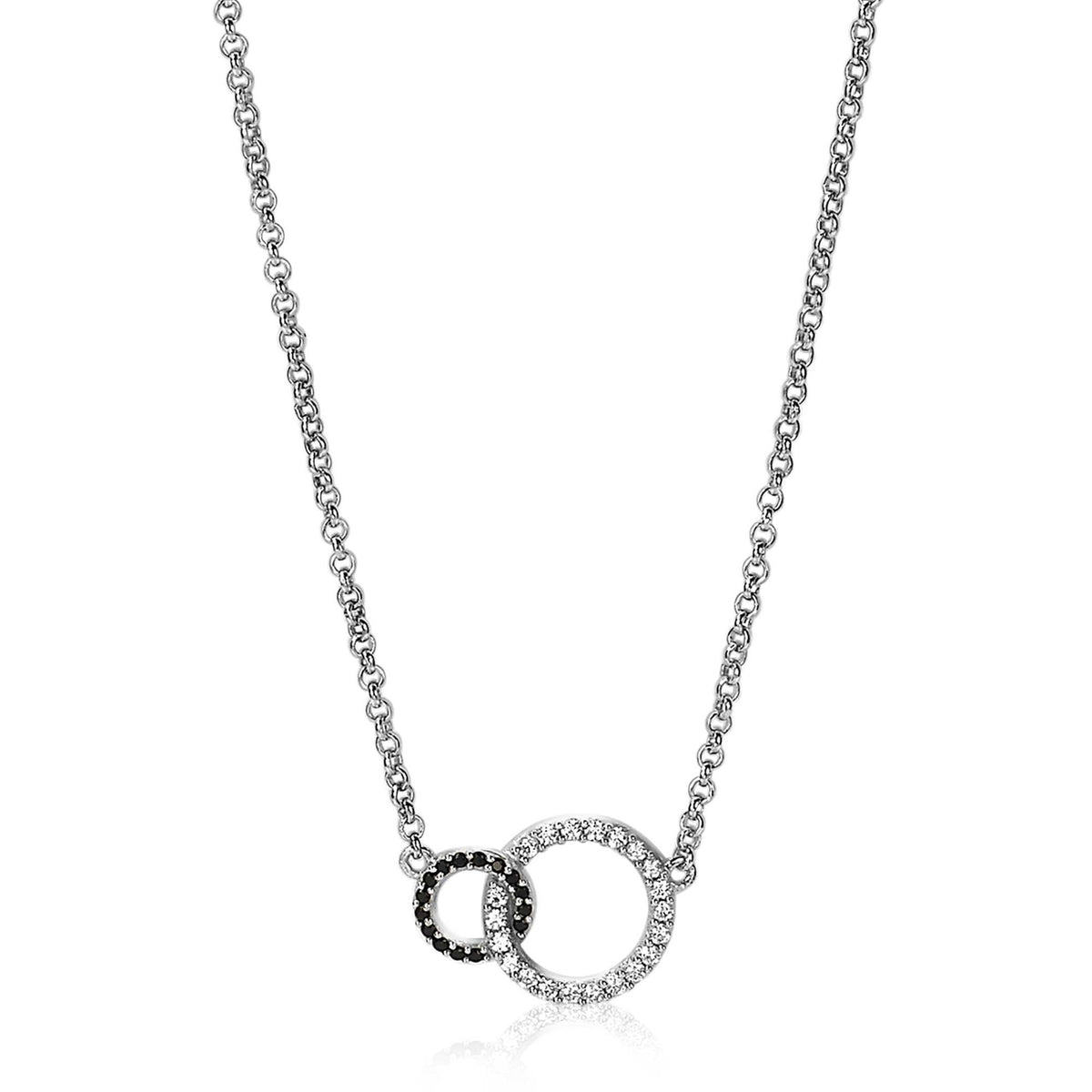Zilveren ketting met twee ringen, één bezet met zwarte en de andere met heldere steentjes.