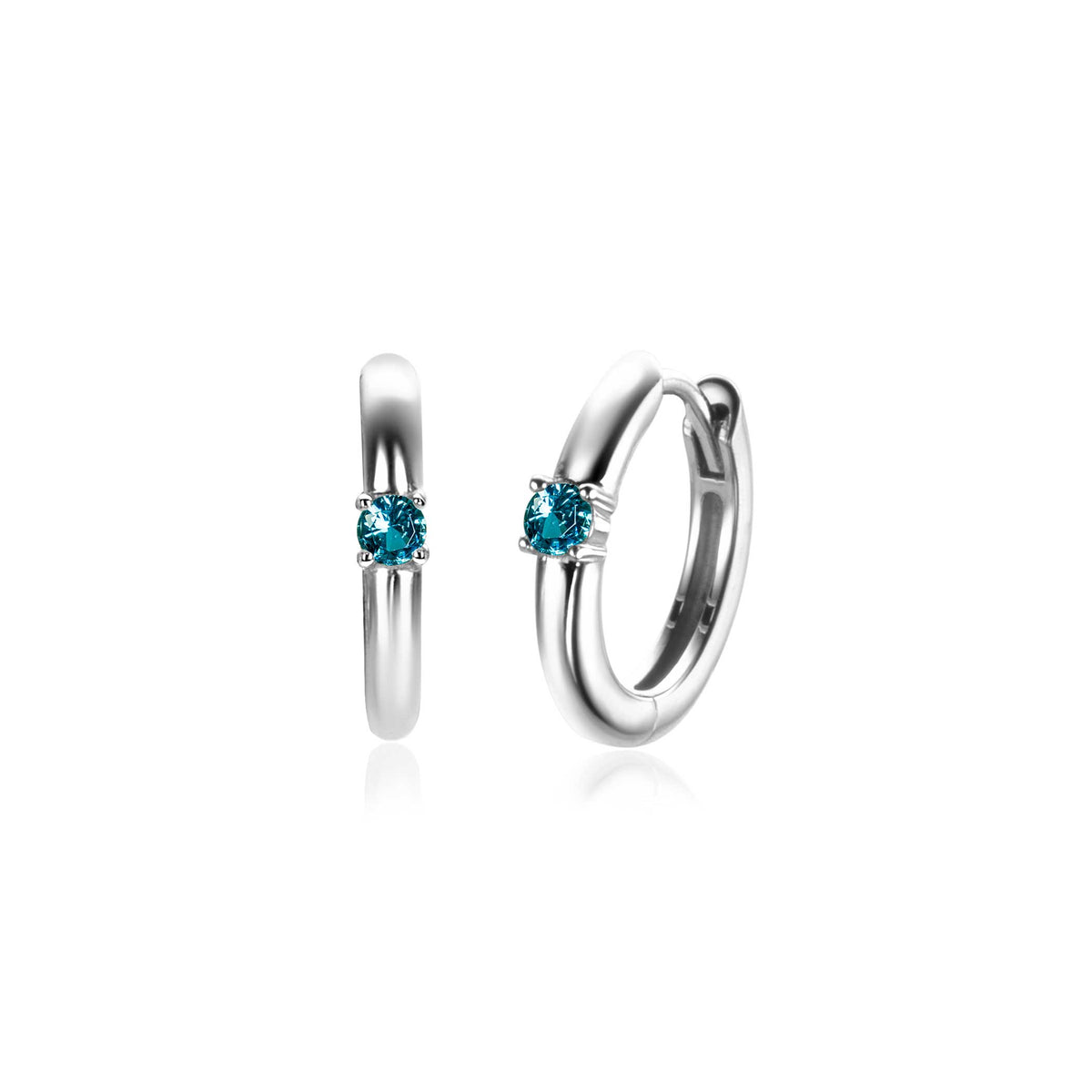 Zilveren oorbellen met een glanzende afwerking en een turquoise steentje.