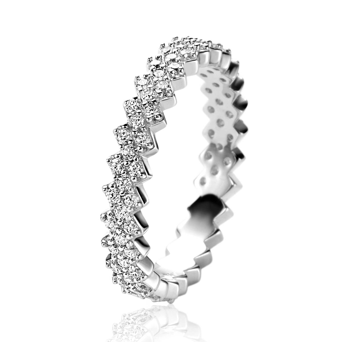 Zilveren ring met een zigzagpatroon en sprankelende zirconia steentjes.