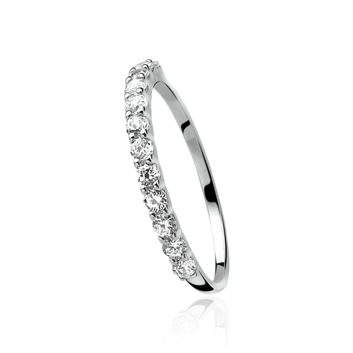 Zilveren ring met een rij van heldere steentjes aan de bovenkant.