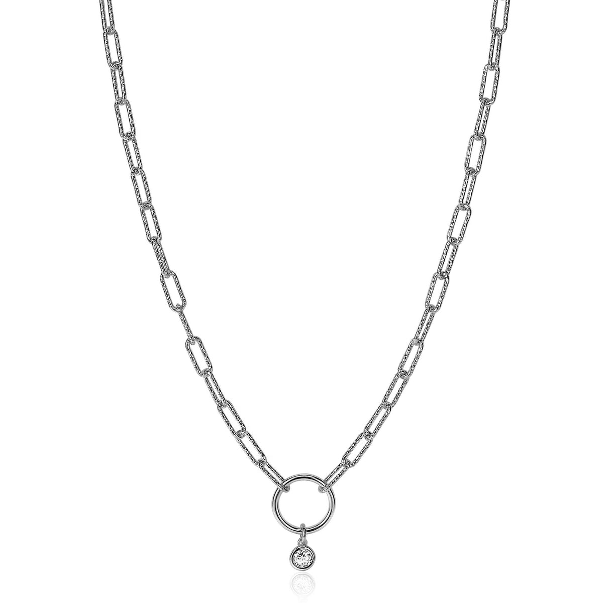 Zilveren ketting met een schakelontwerp en een ronde hanger met een steentje.