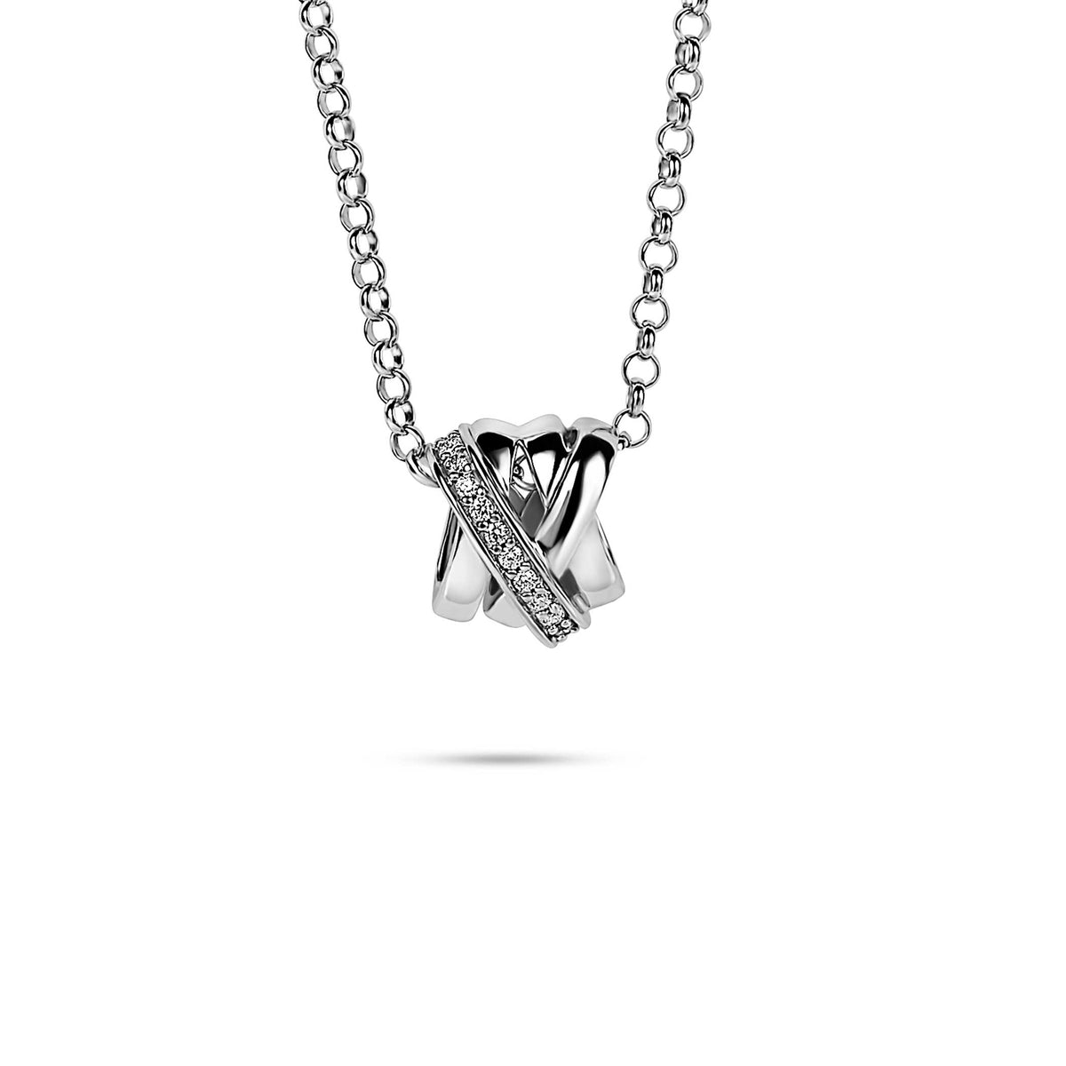 Zilveren ketting met een hanger van in elkaar verstrengelde ringen, versierd met kleine steentjes.