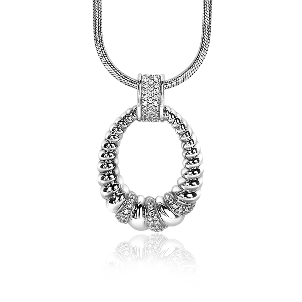 Zilveren hanger met een golvende vorm en sprankelende zirconia-steentjes, hangend aan een mesh-ketting.