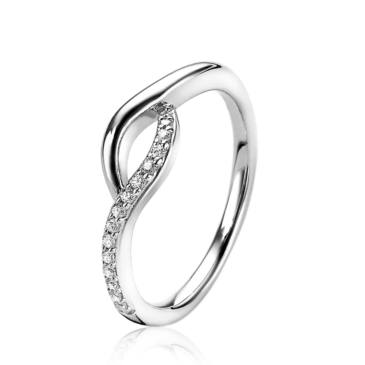 Zilveren ring met een golvende vorm en een rijtje kleine steentjes aan één zijde.