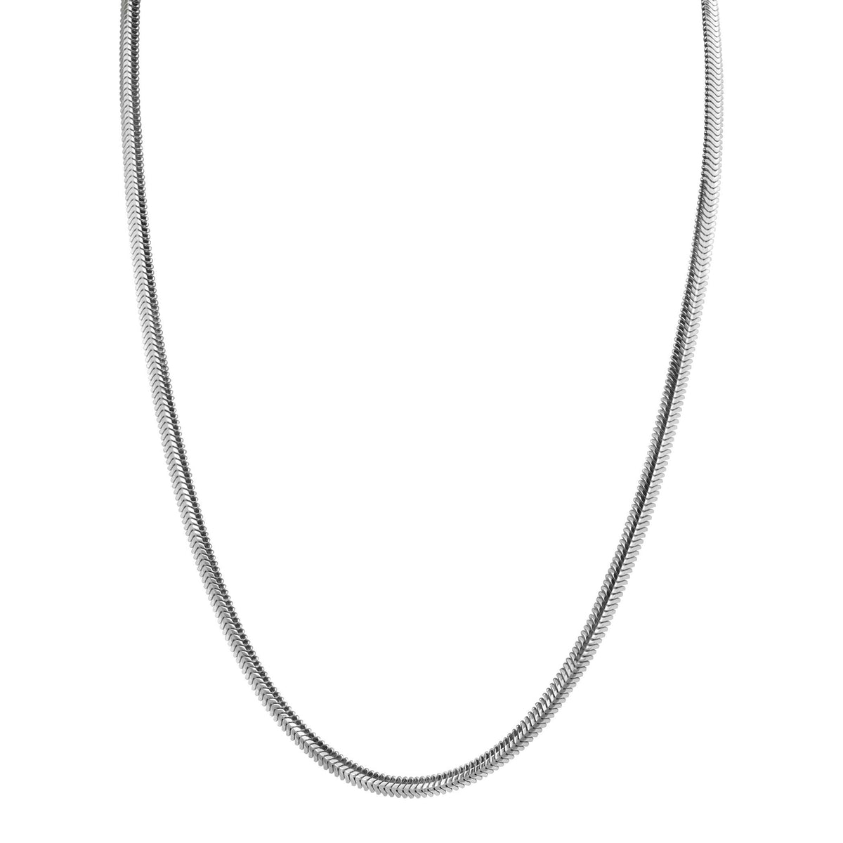 Zilveren ketting met een gladde, flexibele schakelstructuur in een eenvoudige, tijdloze stijl.