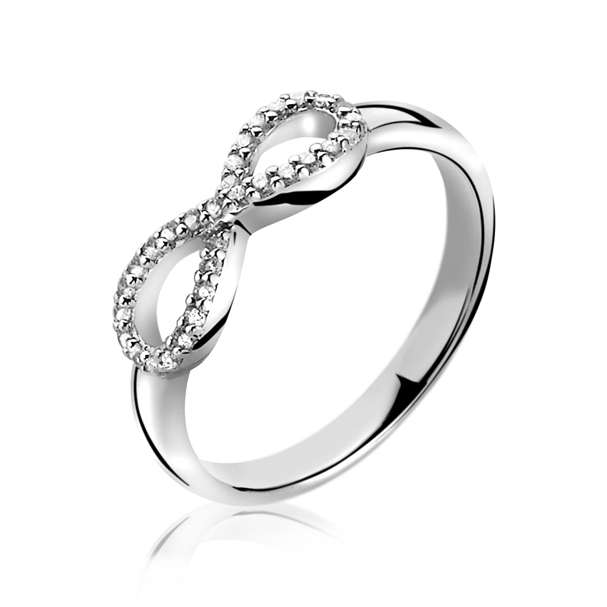 Zilveren ring met een infinity-ontwerp, bezet met kleine heldere steentjes.