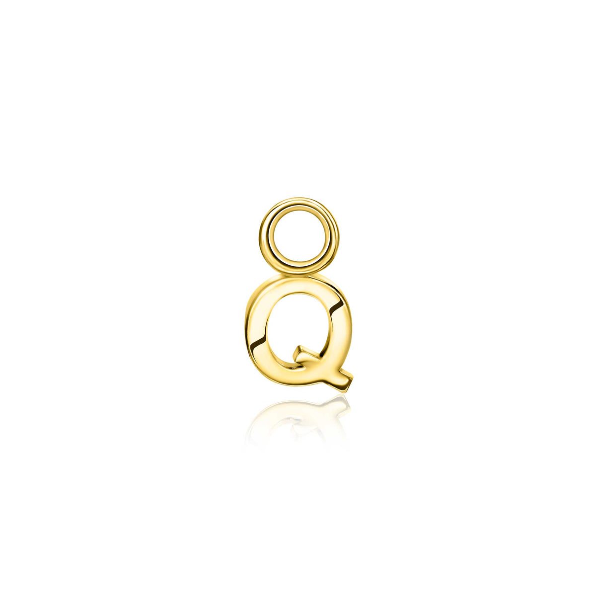 Gouden oorbel met een hangend letter Q ontwerp en een glanzende afwerking.