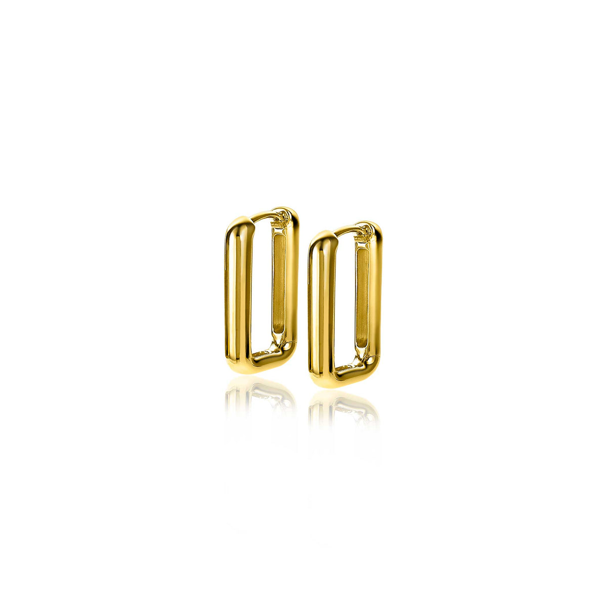 Een paar Zinzi Oorbellen Goud verguld Zio2221 G rechthoekige hoepeloorbellen met gladde, afgeronde hoeken in glanzend goud, 14K goud verguld, staan rechtop op een wit reflecterend oppervlak.