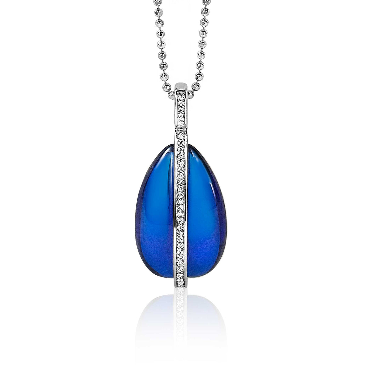 Zilveren hanger met een druppelvormige blauwe steen en een lijn van kleine steentjes in het midden.