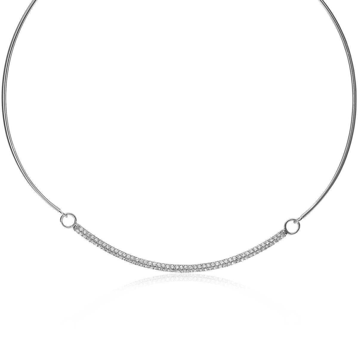 Zilveren ketting met een gladde, gebogen schakel en een strakke, minimalistische uitstraling.
