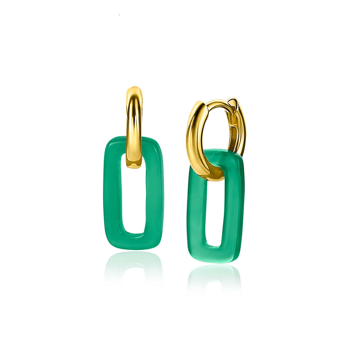 Gouden oorbellen met een groene, rechthoekige kunststof hanger.