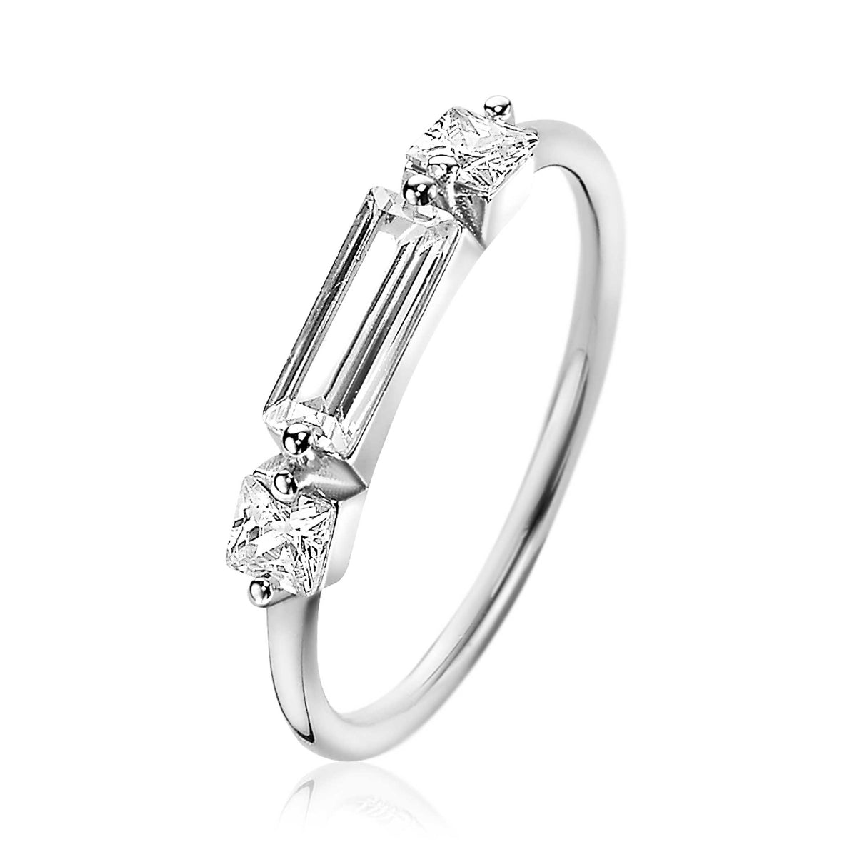 Zilveren ring met een rechthoekige en twee ronde zirkonia's aan de zijkanten.