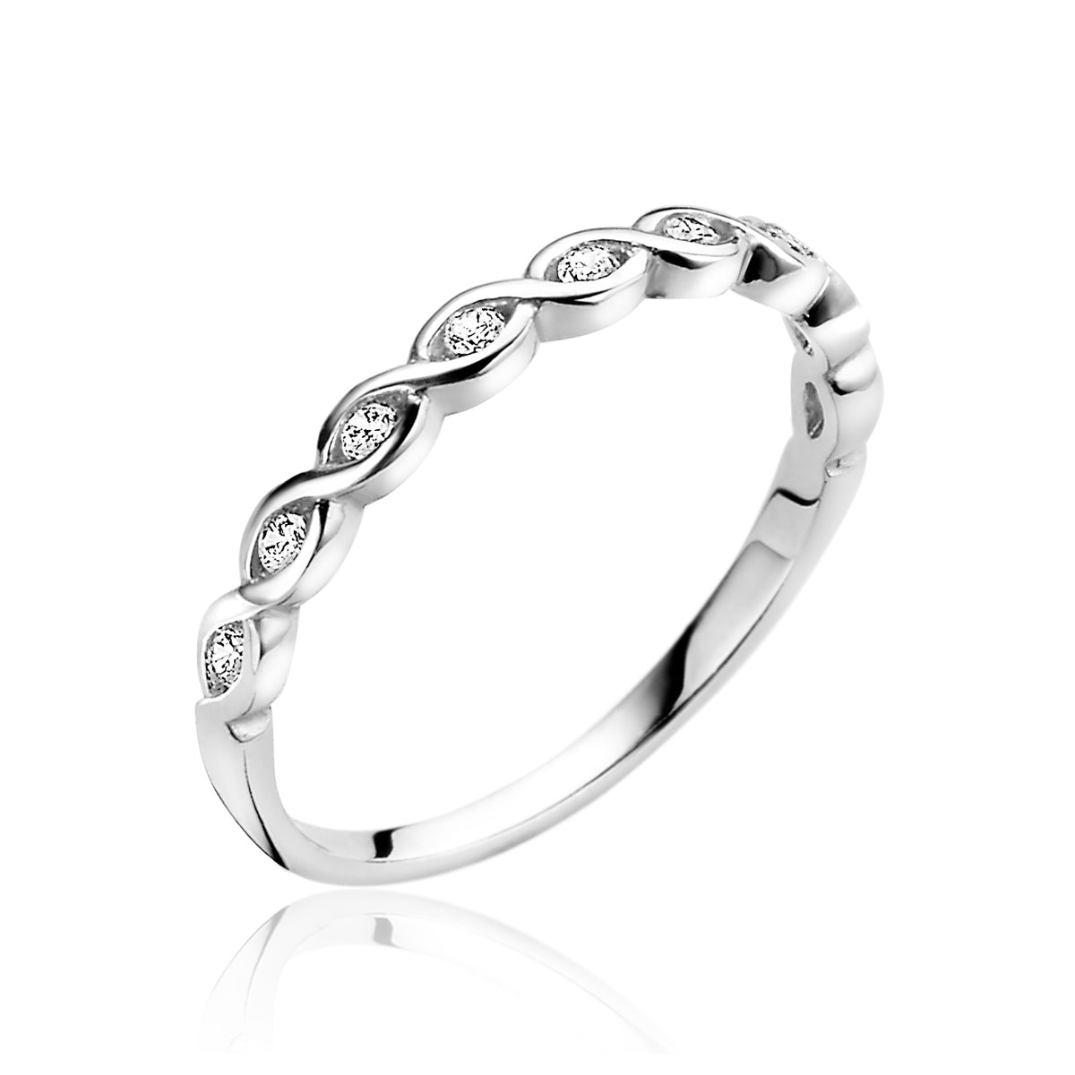 Zilveren ring met een gedraaid ontwerp en kleine, sprankelende steentjes.