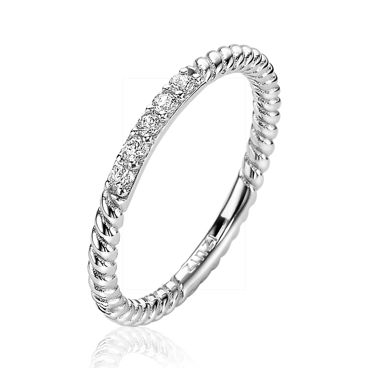 Zilveren ring met gedraaide band en vijf heldere steentjes aan de bovenkant.
