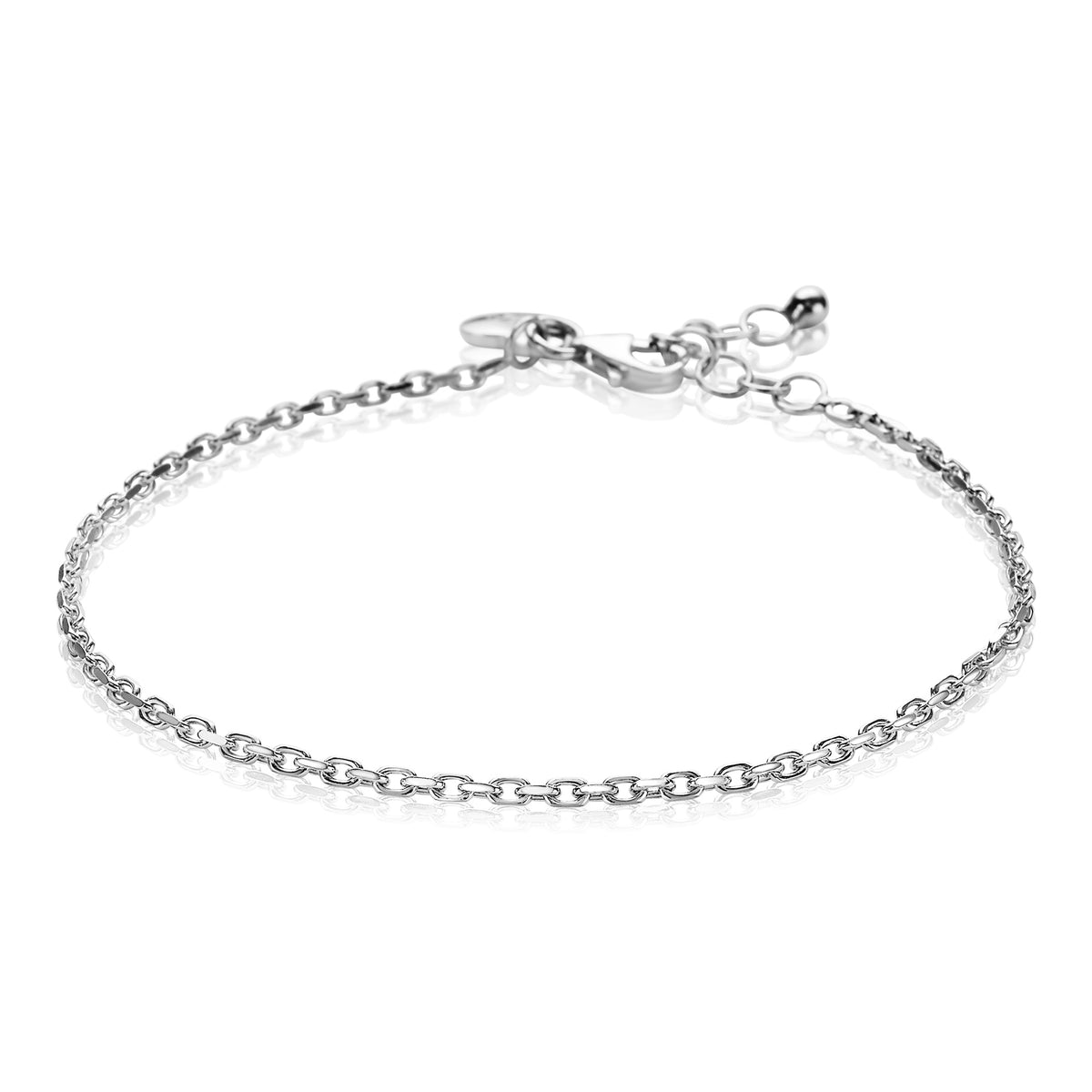 Zilveren armband met een fijne schakelstructuur en een karabijnsluiting.