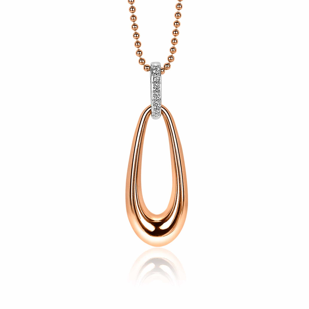 Gouden hanger met een glanzende, ovale vorm en een strass-steen aan de bovenkant.